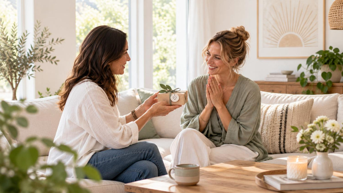 Zwei Frauen überreichen sich ein kleines Geschenk mit Herz als Zeichen der Verbundenheit