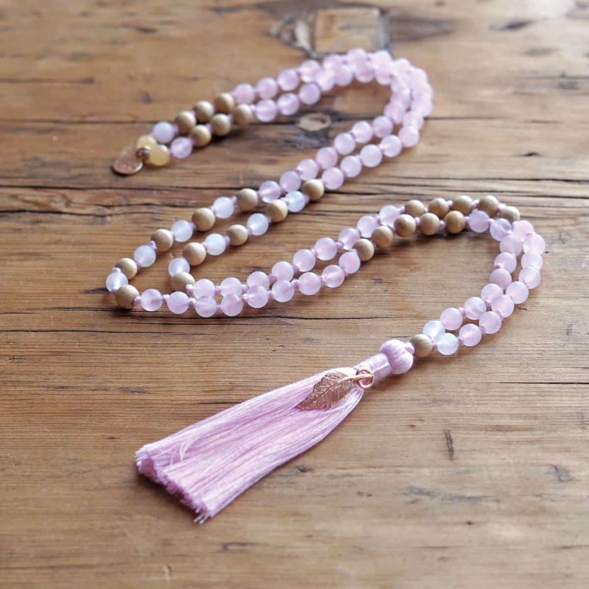 Mala aus Rosenquarz und Schneequarz von Spirit of Om