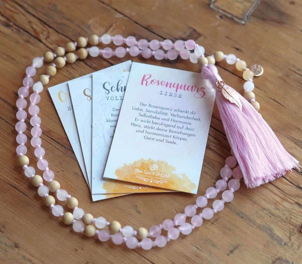 Mala aus Rosenquarz und Schneequarz von Spirit of Om mit Sandelholz