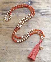 Spirit of Om Mala aus Carneol, Orangencalcit und Sandelholz