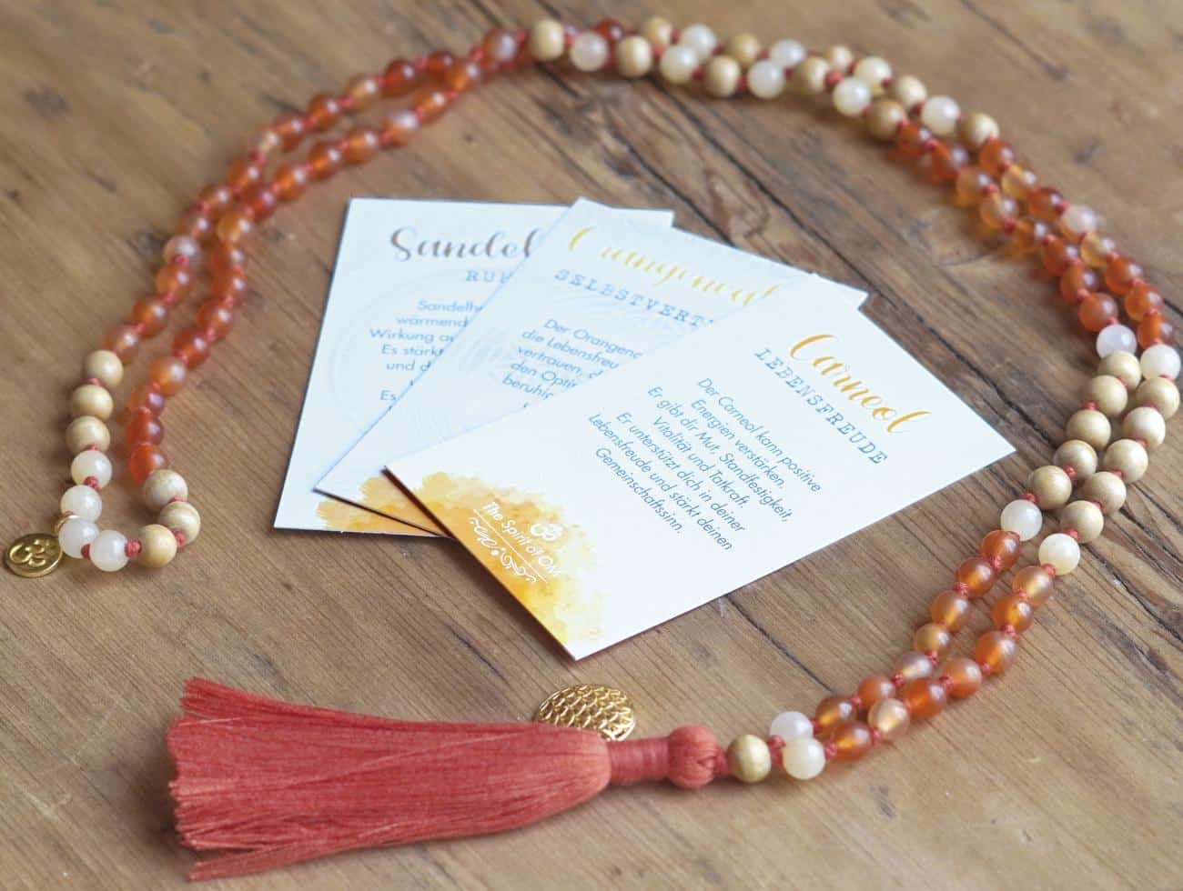 Spirit of Om Mala aus Carneol, Orangencalcit und Sandelholz in warmen Farben
