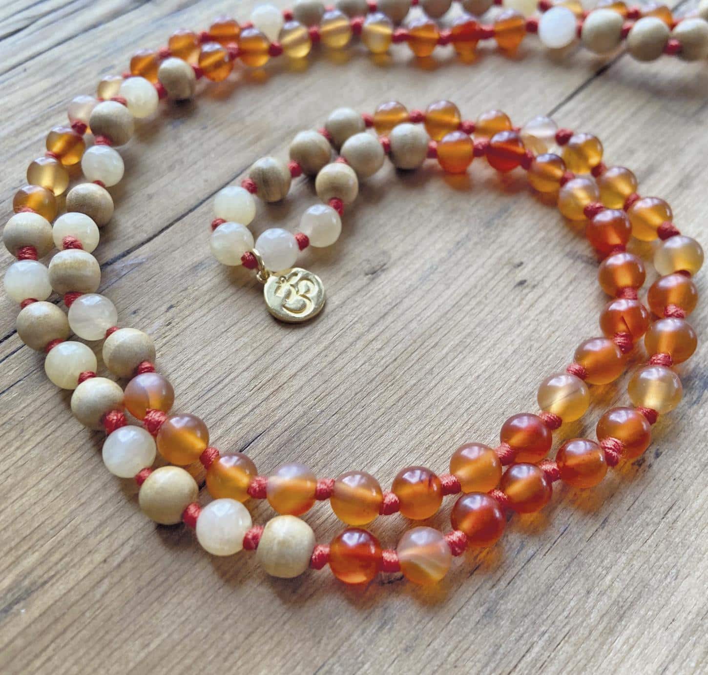 Spirit of Om Mala aus Carneol, Orangencalcit und Sandelholz in warmen Farben Detailansicht