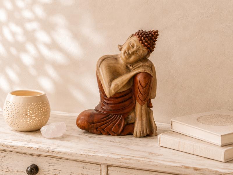 Buddha und Ganesha Figuren als spirituelle Dekoration