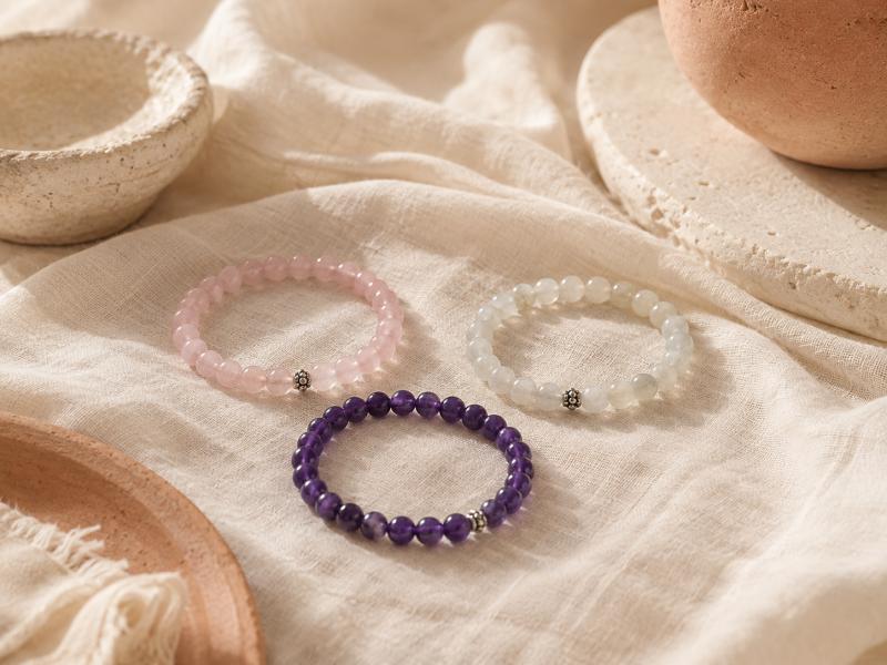 Heilstein Armbänder für Damen auf hellem Leinen im AlayaSol Stil