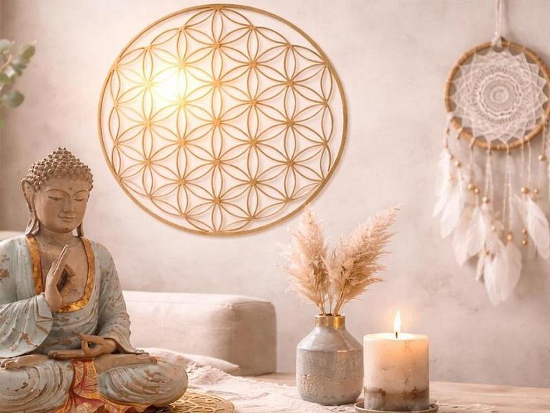 Blume des Lebens als Wandornament in hellem spirituellem Wohnambiente