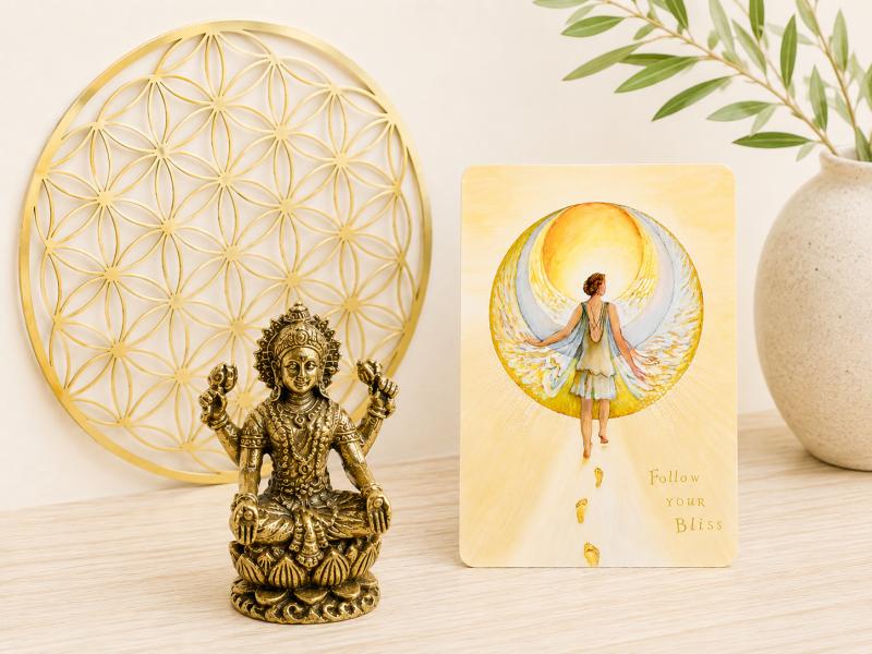 Spirituelle Kunst und Symbole mit Yoga Postkarte, Messingfigur und Blume des Lebens