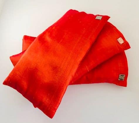 rote Augenkissen zur Entspannung