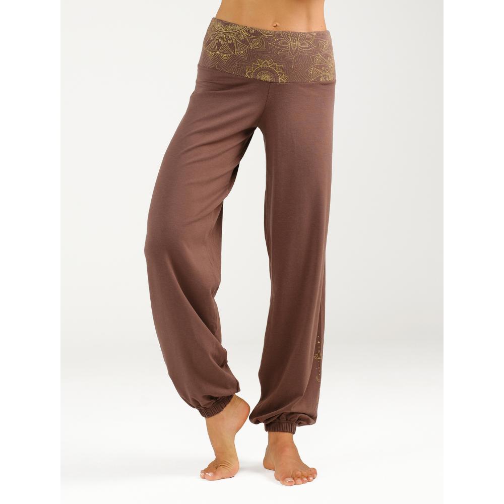 Yoga Hose Bali von Spirit of OM in Cacaobraun mit breitem Mandala-Bund, weitem Bein und elastischen Beinabschlüssen.