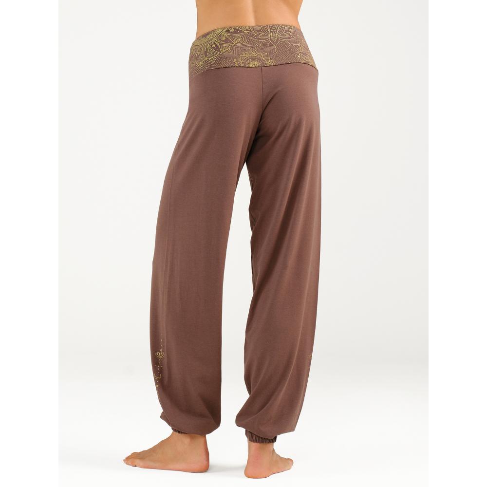 Rückansicht der Yoga Hose Bali in Cacaobraun mit goldfarben gemustertem Bund und locker fallenden Hosenbeinen.