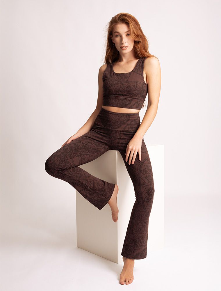 Frau mit Yoga Outfit von Spirit of Om Guna Set in braun