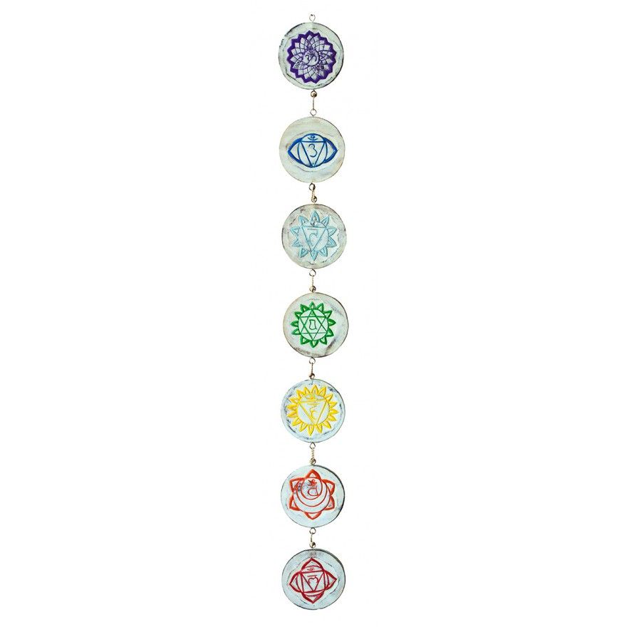 Wandornament aus whitewashed Holz mit den Chakren in rund