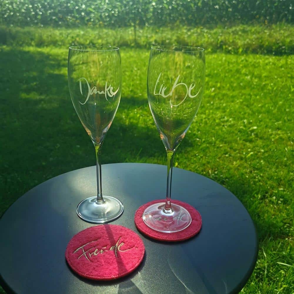 Glasuntersetzer magenta pink rund aus Filz mit dem Sign 'FREUDE' für zum Beispiel Sektglaeser
