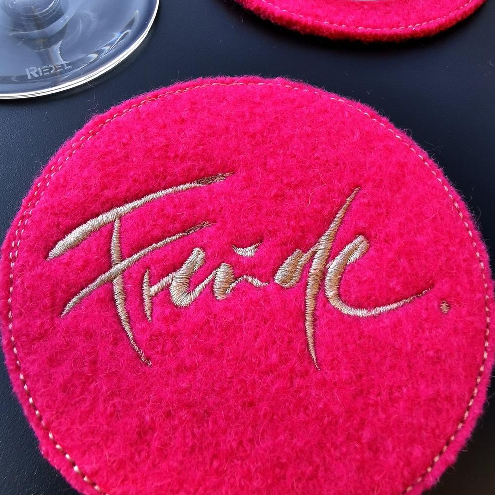 Signs by Jwala Glasuntersetzer magenta pink rund aus Filz mit dem Sign 'FREUDE'