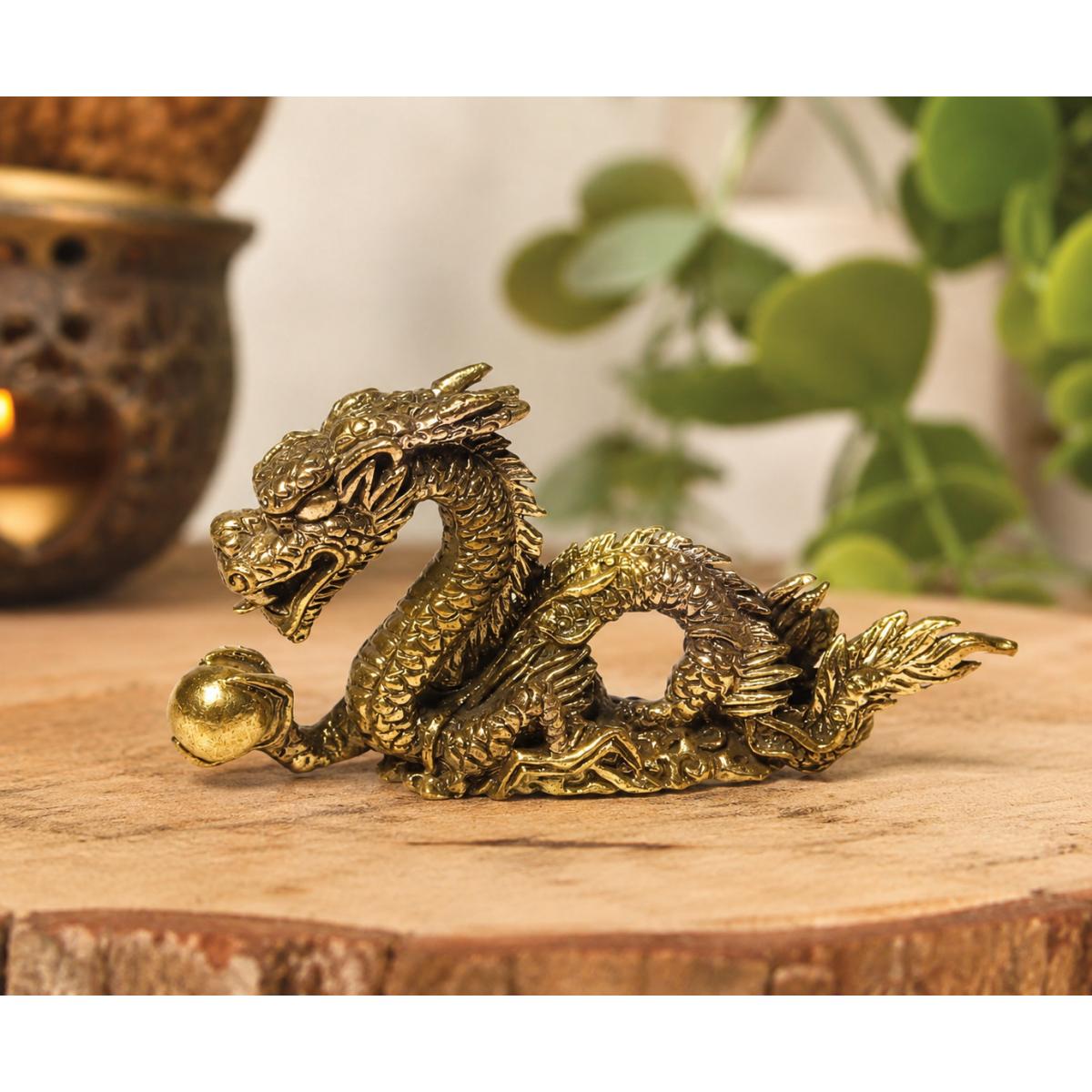 Glücksdrache mit Kugel