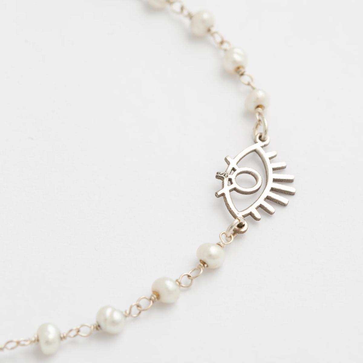 Gottes Auge Armband aus silber mit zarten weissen Perlen und dem spirituellen Symbol