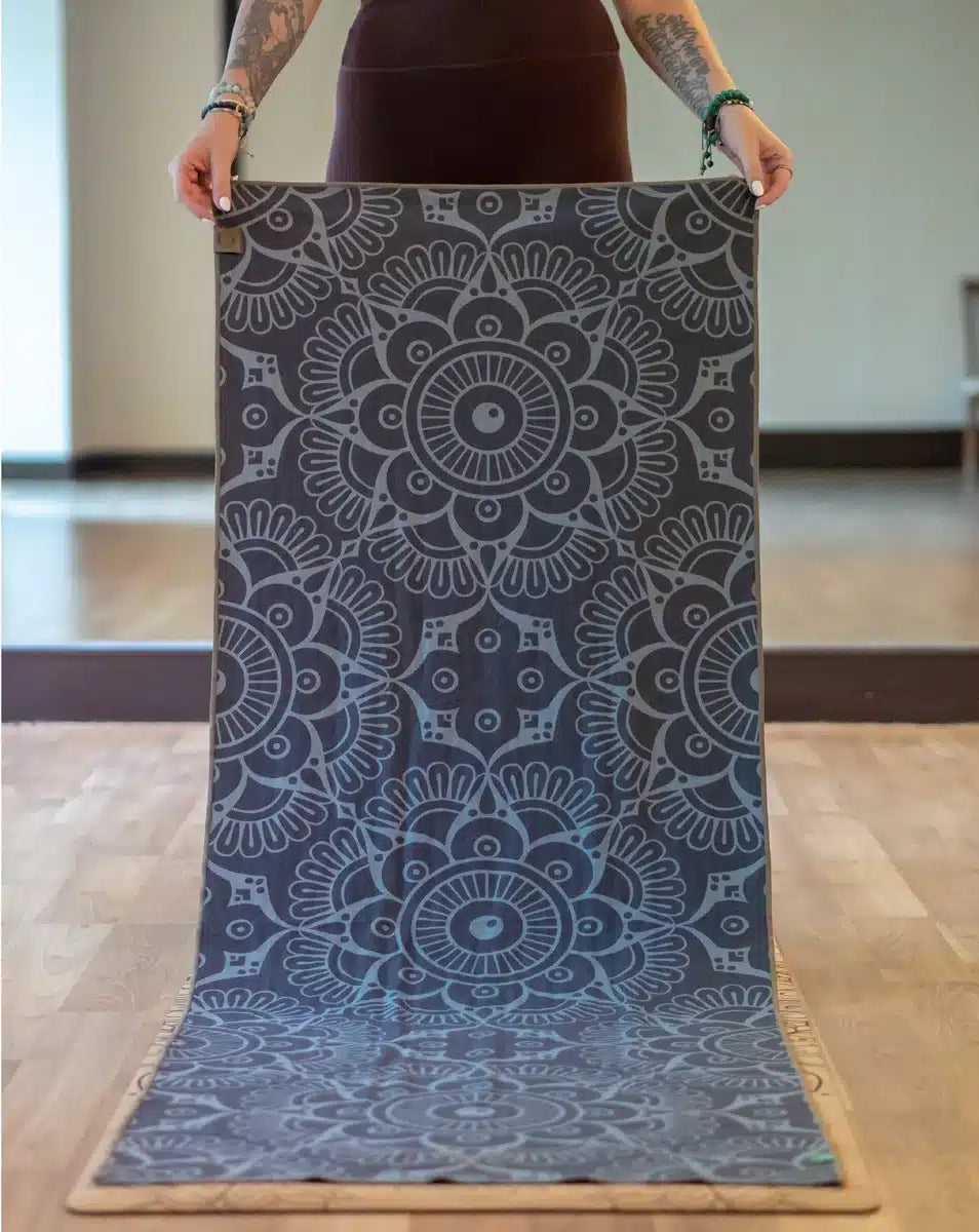 Rutschfestes Handtuch für die Yogamatte mit spirituellem Design