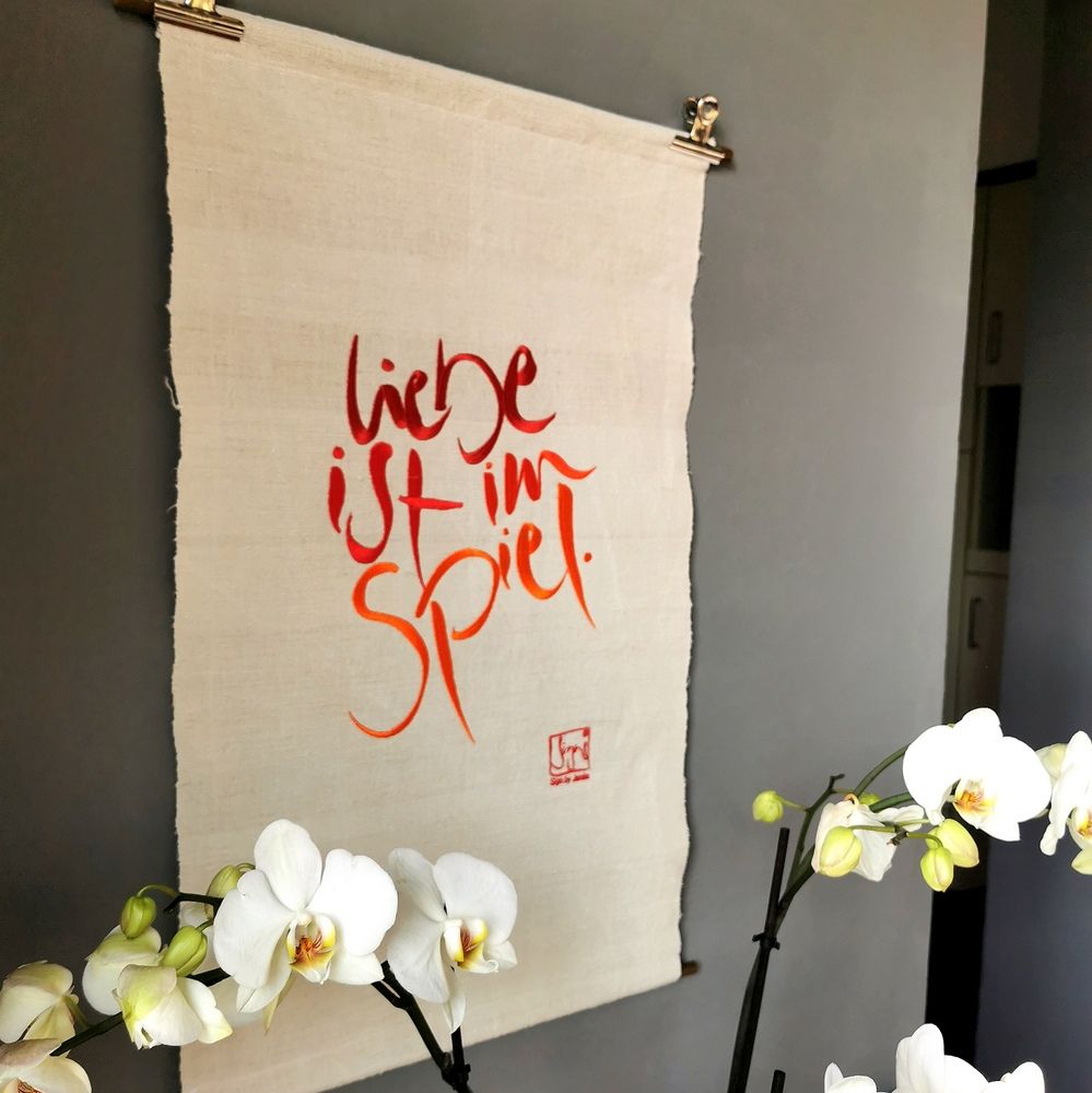 Haussegen von Signs by Jwala 'Liebe ist im Spiel' seitliche Ansicht