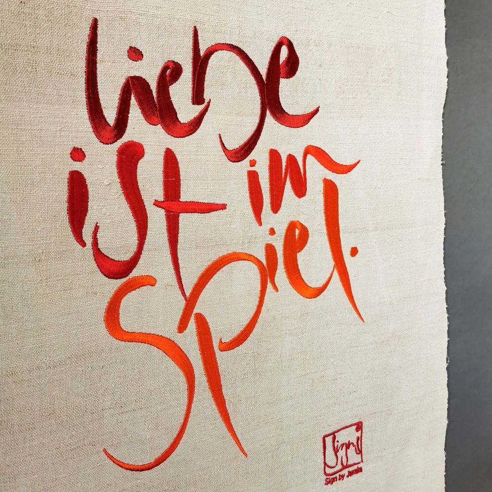 Haussegen von Signs by Jwala 'Liebe ist im Spiel' Stickerei