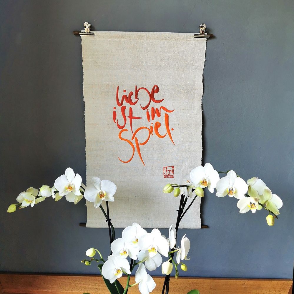 Haussegen von Signs by Jwala 'Liebe ist im Spiel'