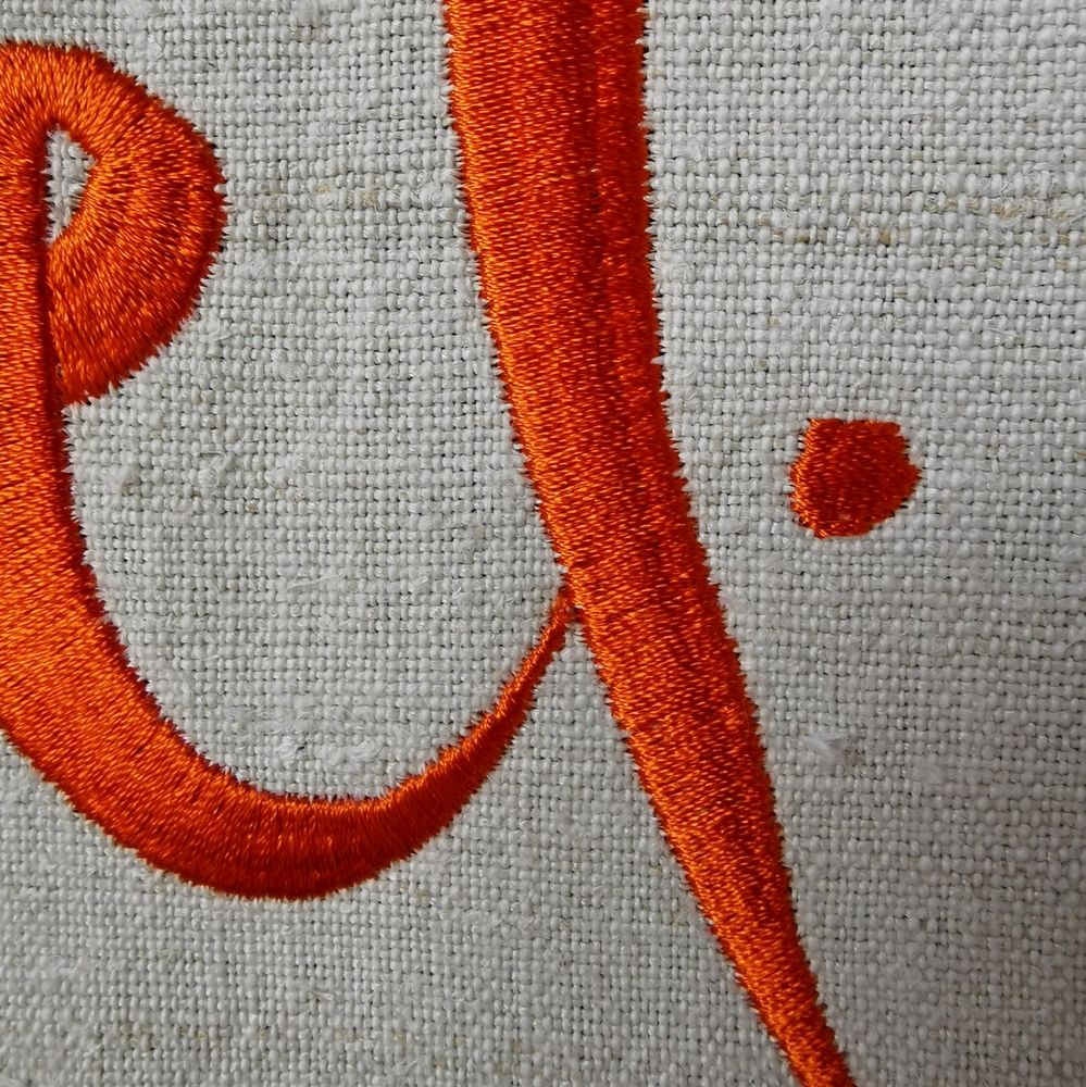 Haussegen von Signs by Jwala 'Liebe ist im Spiel' Stickerei Detail