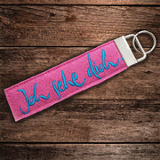 Schluesselanhaenger von Signs by Jwala mit der Stickerei 'Ich sehe dich' in rosa