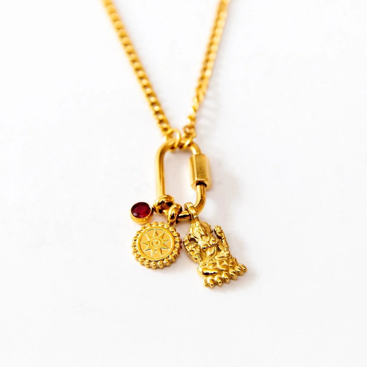 Vergoldete Lakshmi Kette mit Lakshmi Anhänger, Mandala und dunkelrotem Stein