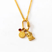 Vergoldete Lakshmi Kette mit Lakshmi Anhänger, Mandala und dunkelrotem Stein