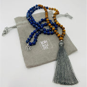 Mala mit Lapislazuli Heilstein, Sandelholz und grauer Quaste