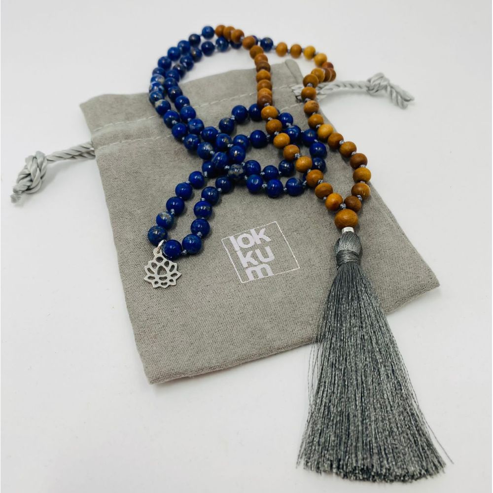 Mala mit Lapislazuli Heilstein, Sandelholz und grauer Quaste