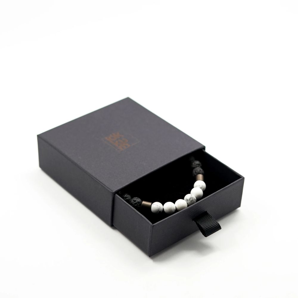 Armband aus Lava und Howlith in Schachtel