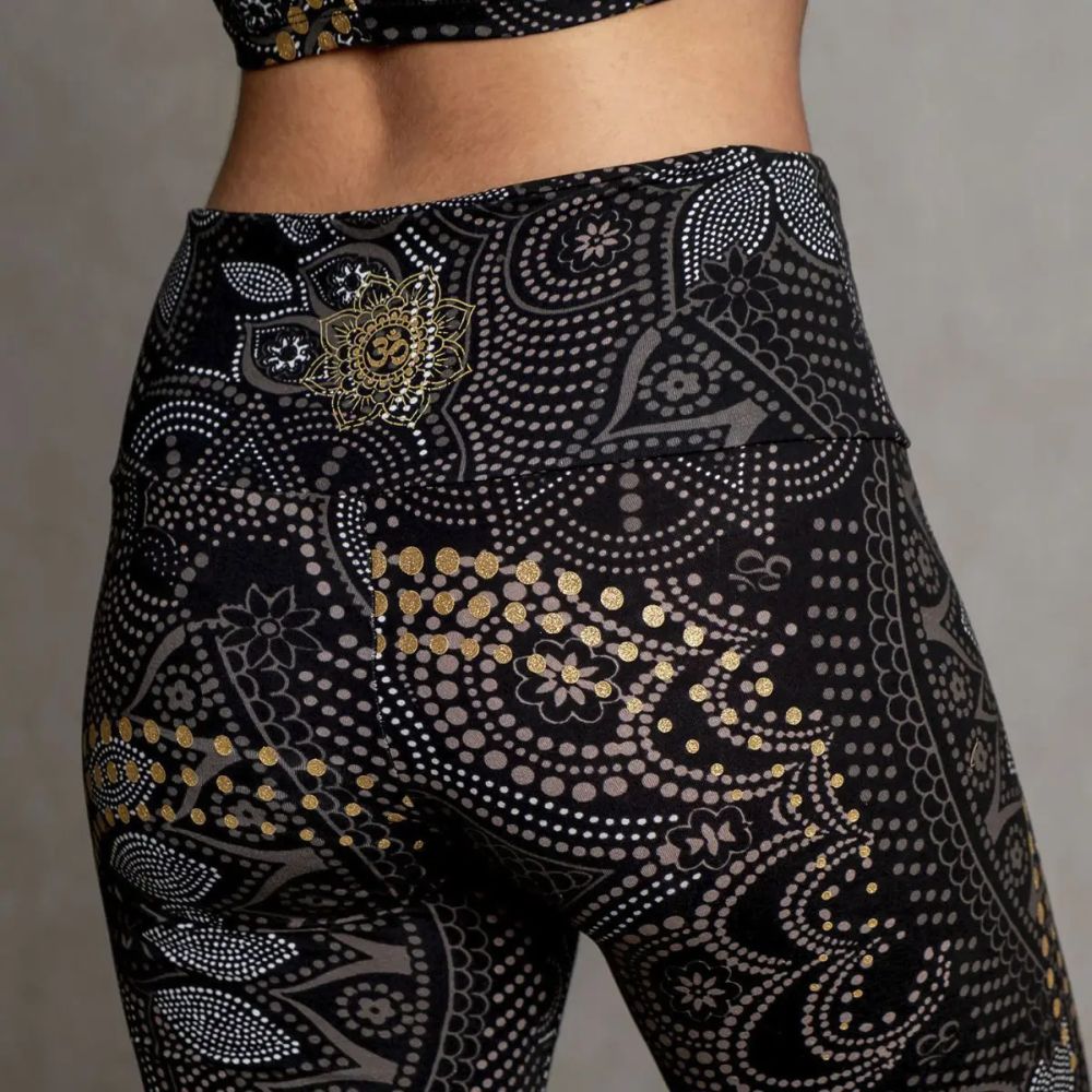 Legging 'Maui' mit Ethno Print in schwarz, grau, gold, Detailansicht Rueckseite