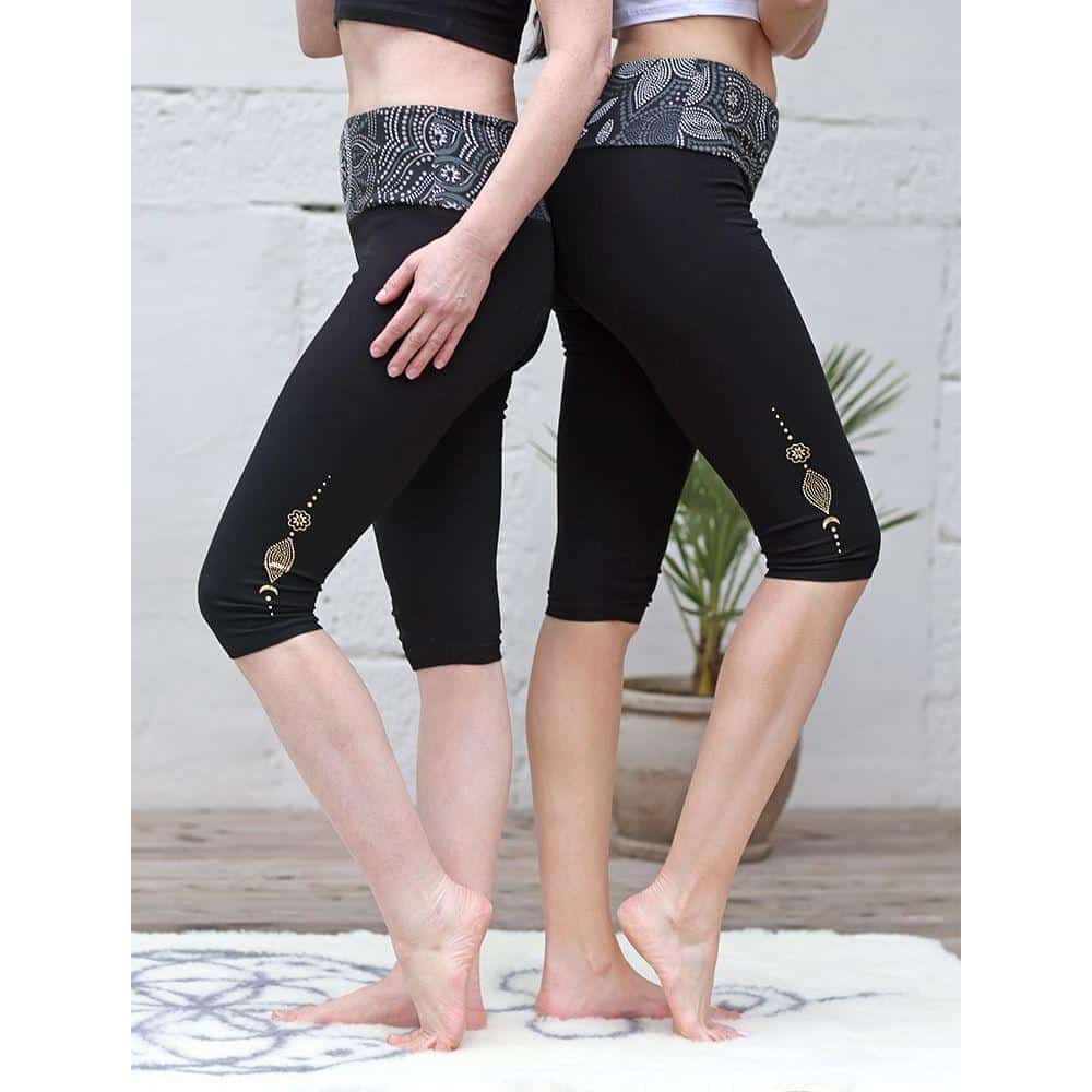 Yoga Capri Madhya Maui in schwarz mit hohem Bund und Gold Print an der Seite