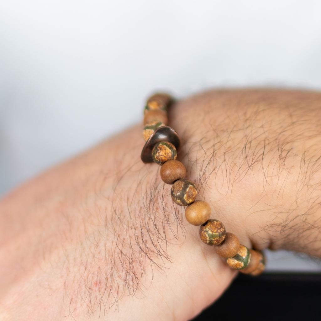 Lokkum Herrenarmband mit Sandelholz und Agat am Herrenarm