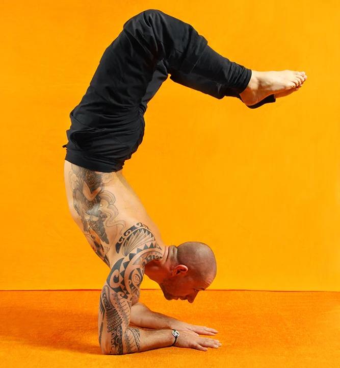 Mann in Yogapose mit schwarzer Mahan Yogahose Herren von Breath of Fire aus Bio-Baumwolle