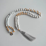 Spirit of Om Mala Howlith und Sandelholz mit grauer Quaste und der Blume des Lebens