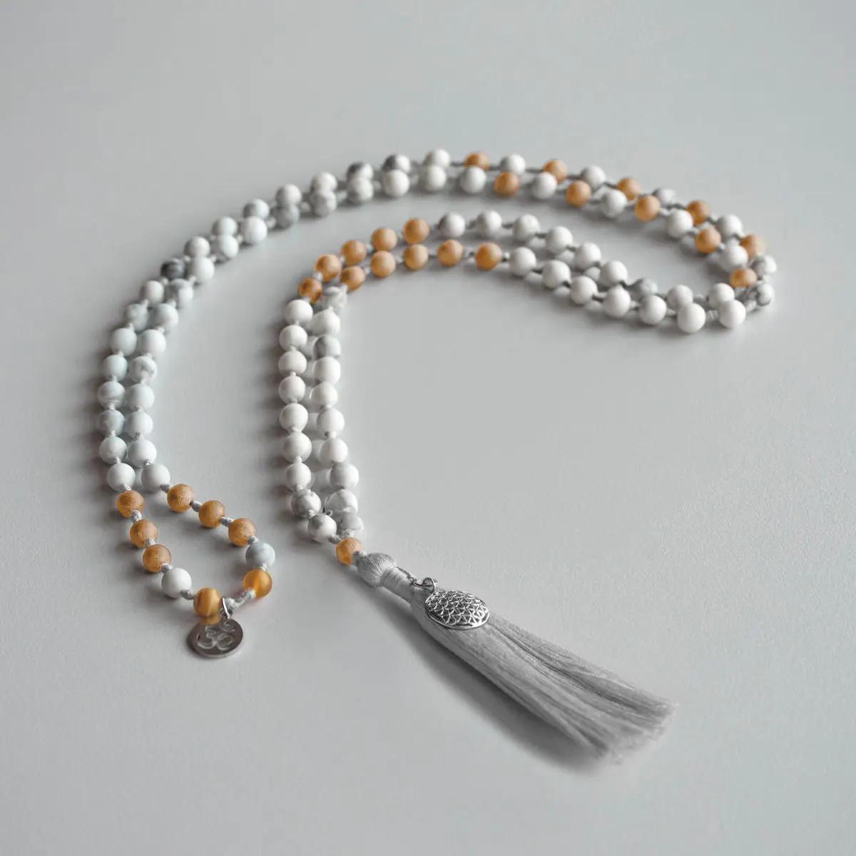 Spirit of Om Mala Howlith und Sandelholz mit grauer Quaste und der Blume des Lebens