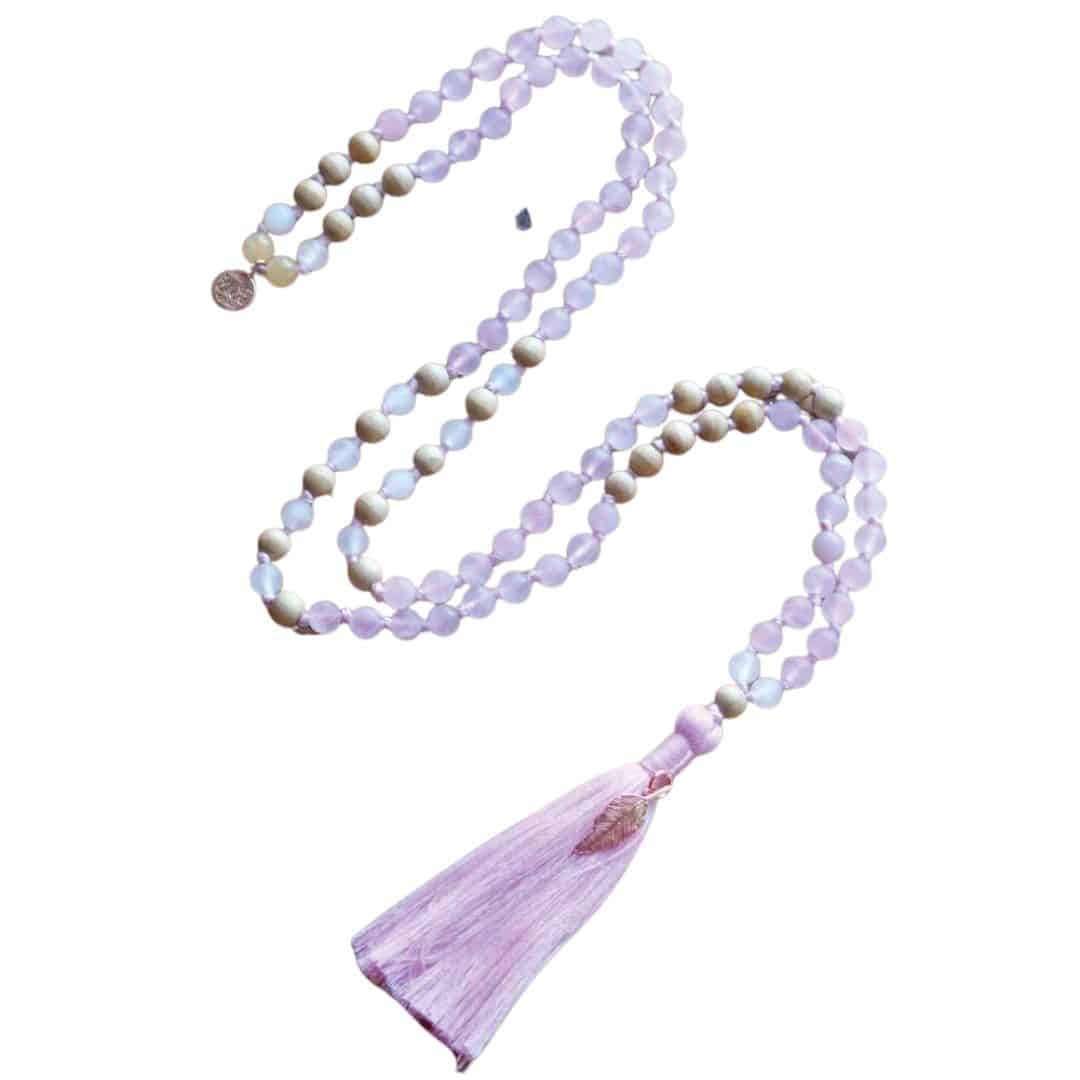 Spirit of Om Mala aus Rosenquarz, Schneequarz und Sandelholz
