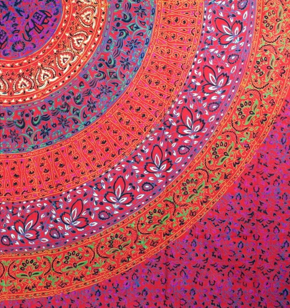 Tagesdecke oder Wandbehang aus Indien in rot Detailansicht