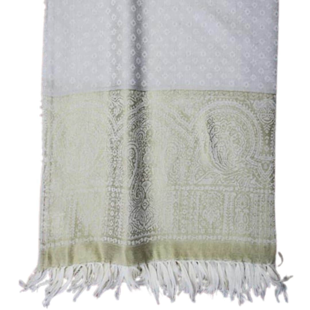 Feine Meditationsdecke aus Wolle und Seide in silbergrau mit gold beiger Borduere und Fransen