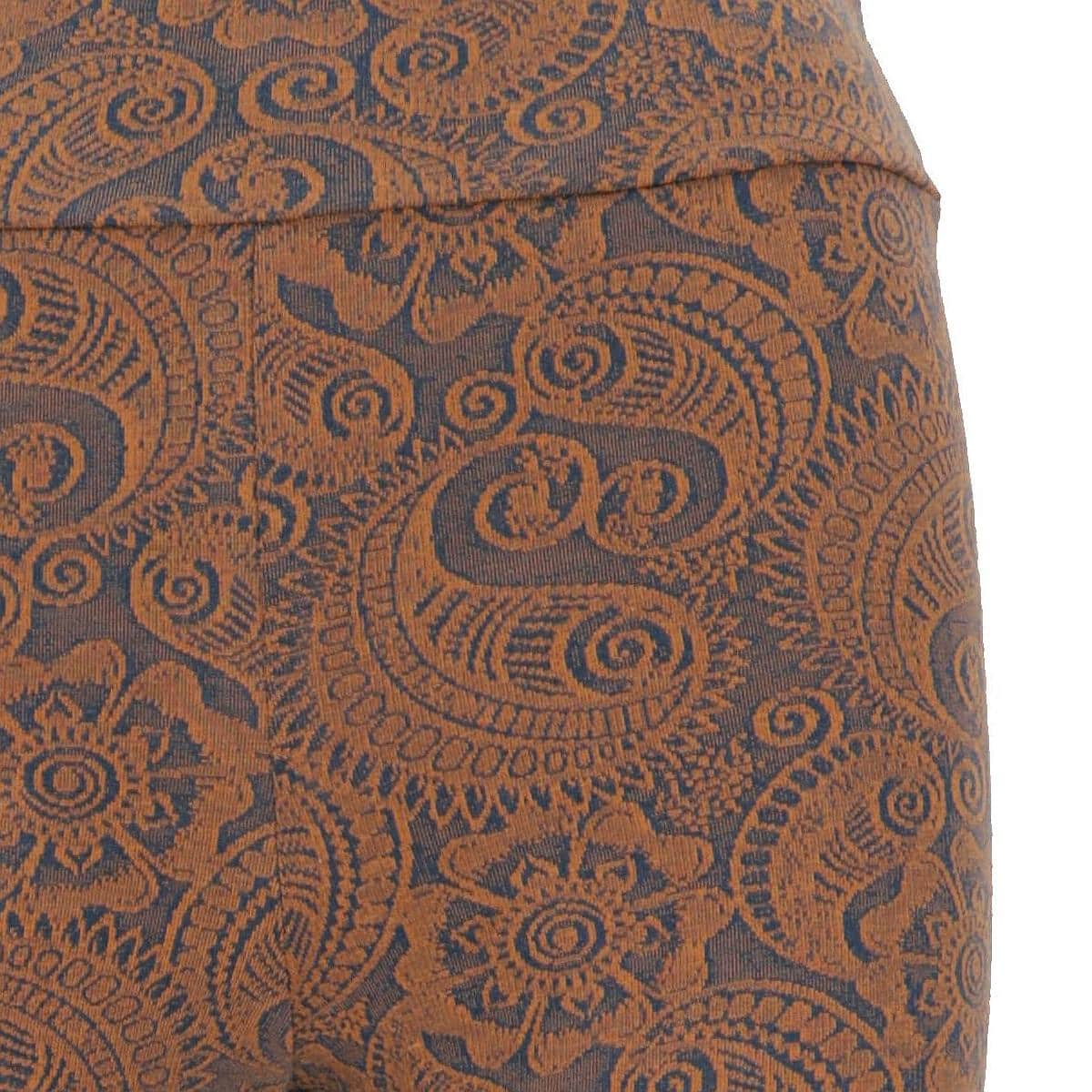 Detailansicht der Yoga Paisley Leggings von Guru in der Farbe caramel