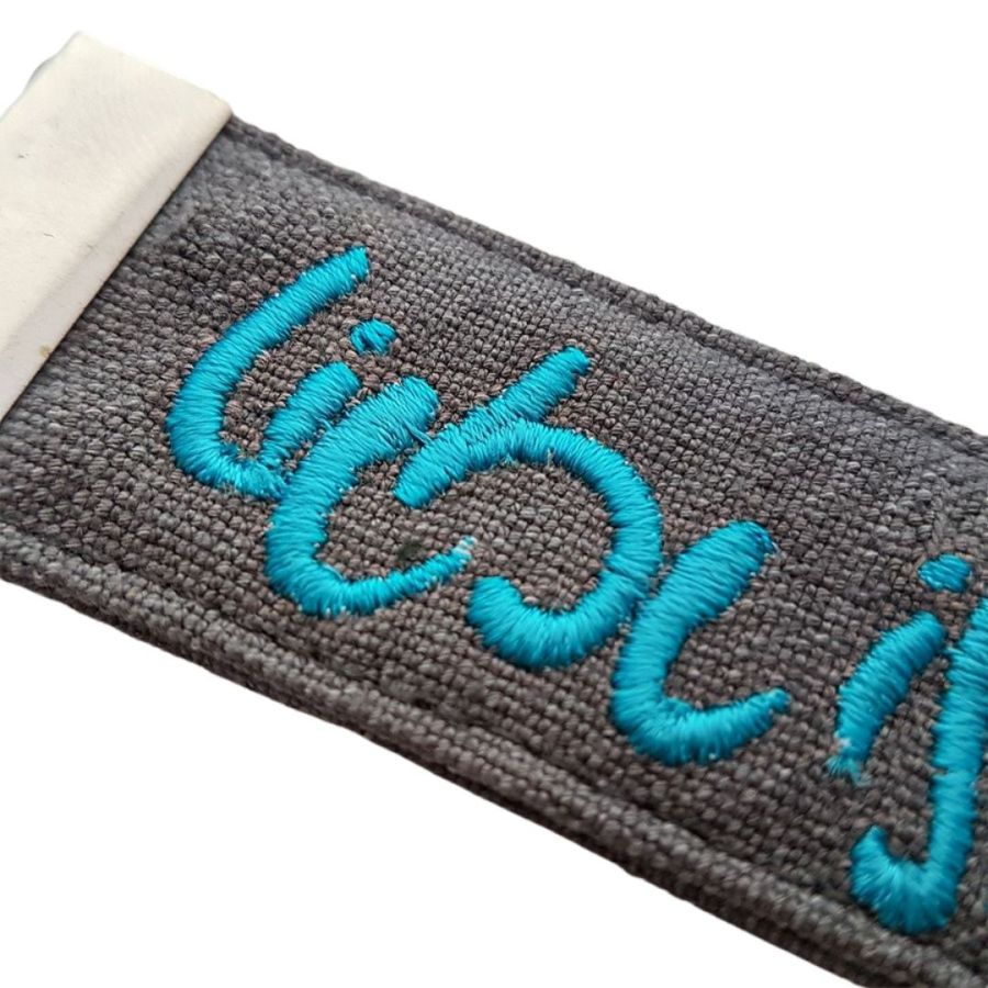 Anhaenger 'Liebe ist der Schlüssel' in grau mit türkis Detailansicht