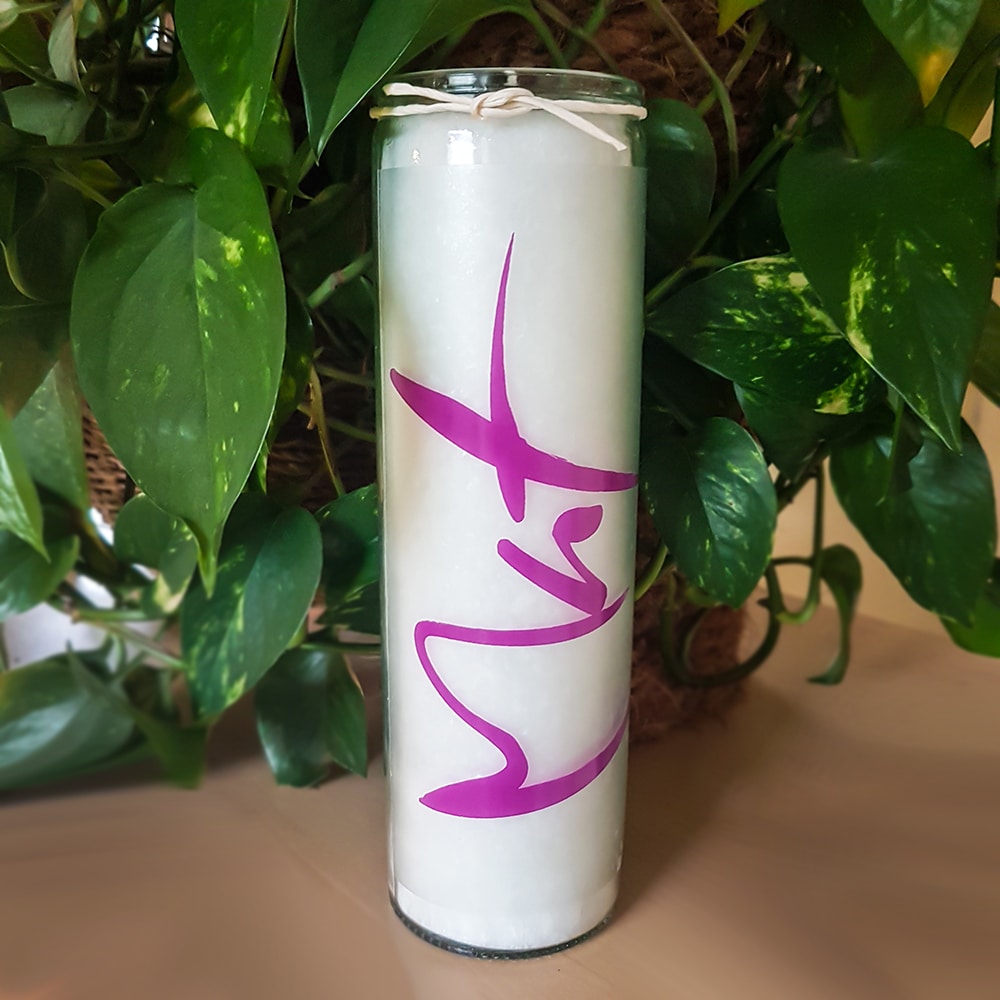 Signs Kerze Mut mit Pflanze im Hintergrund