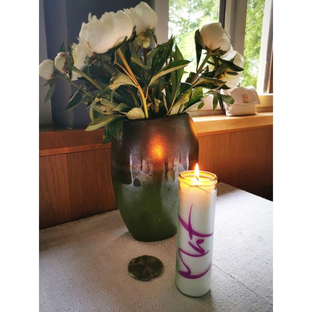 Signs Kerze Mut auf dem Tisch mit Blumen