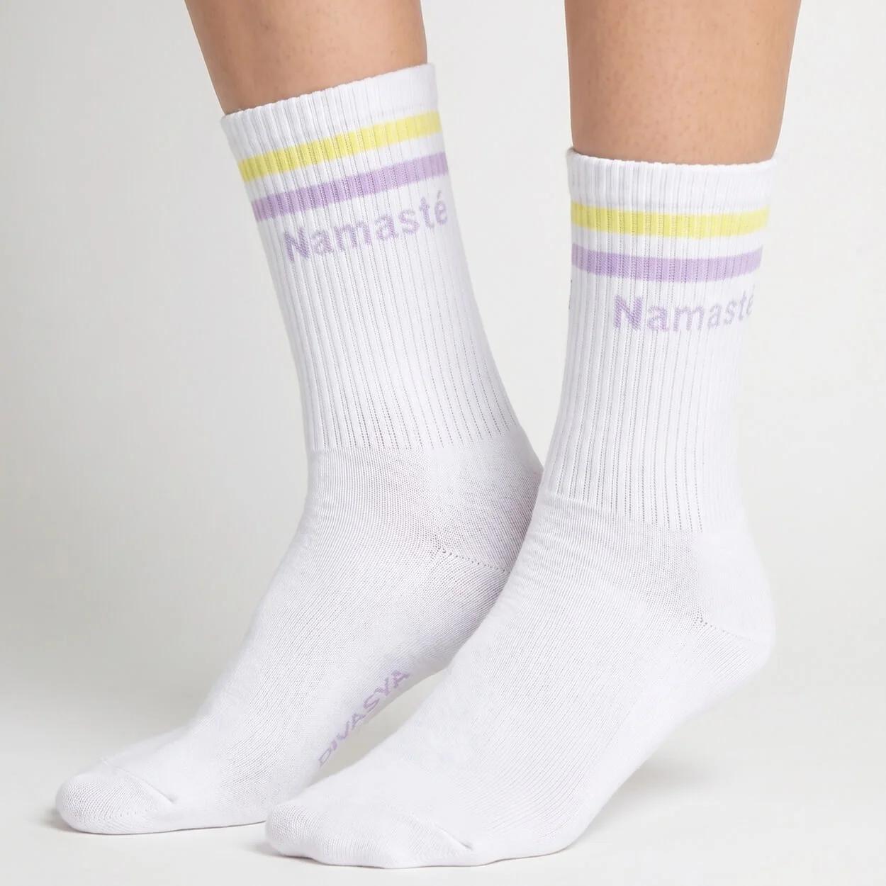 Weiße Yoga Socken Namasté mit gelben und fliederfarbenen Streifen getragen