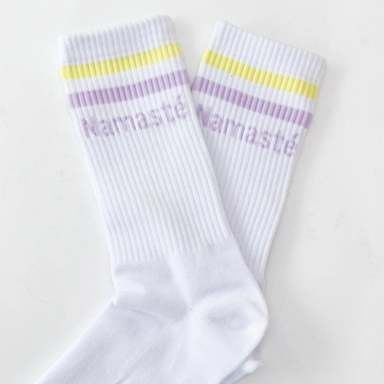 Yoga Socken Namasté in Weiß mit gelben und fliederfarbenen Streifen