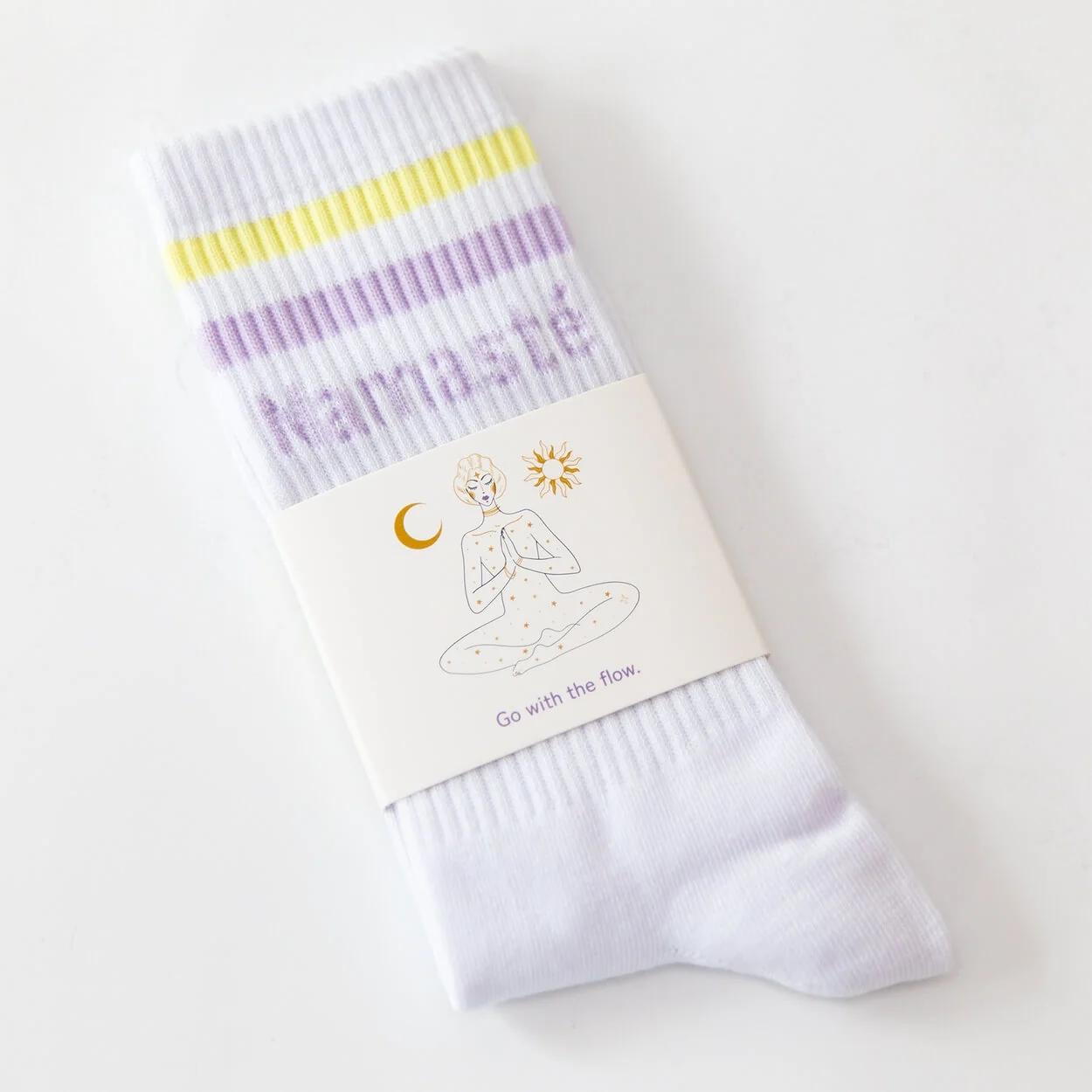 Weiße Namasté Yoga Socken von DIVASYA mit Go with the Flow Banderole