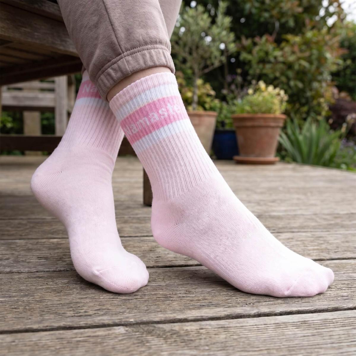 Frau mit Yoga Socken Namasté in rosa
