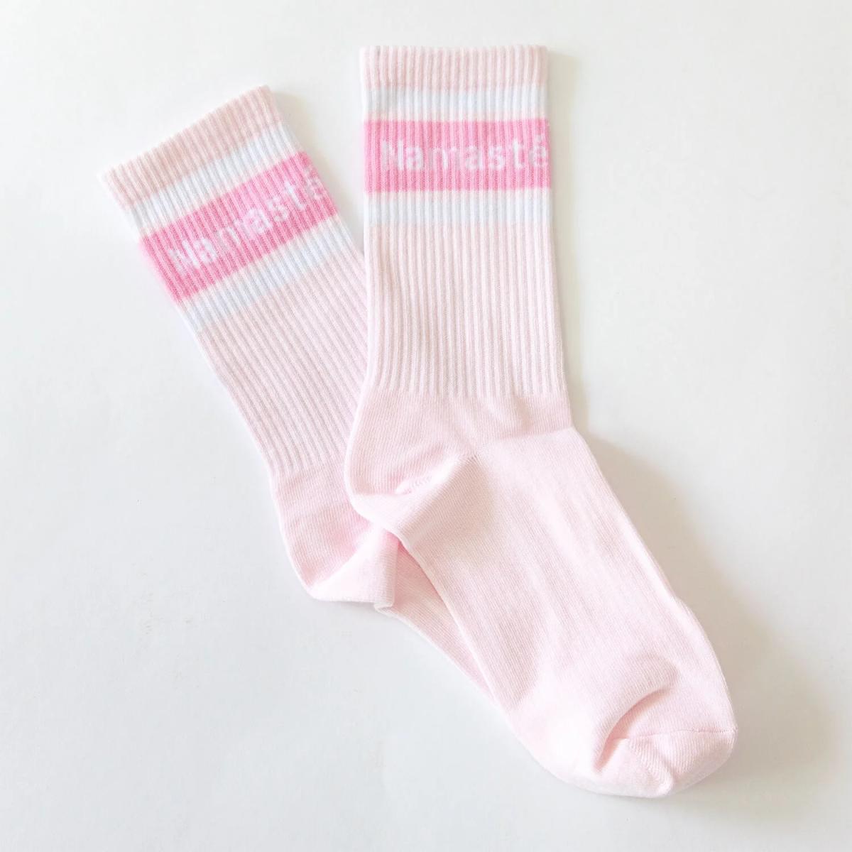 Rosa Yoga Socken Namasté mit pinkem Schriftzug getragen