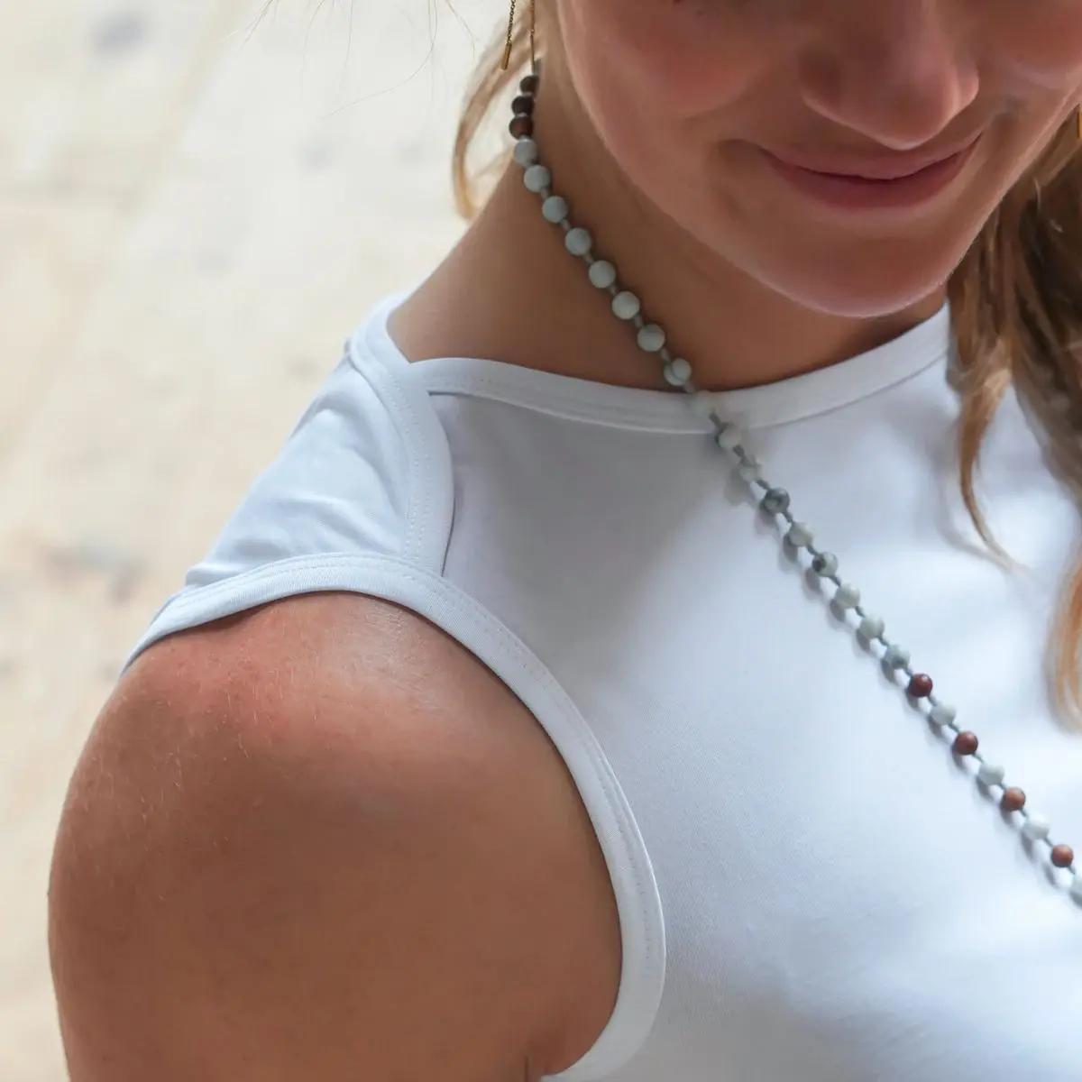 Spirit of Om Tanktop Bambus weiss high neck Trägerdetail