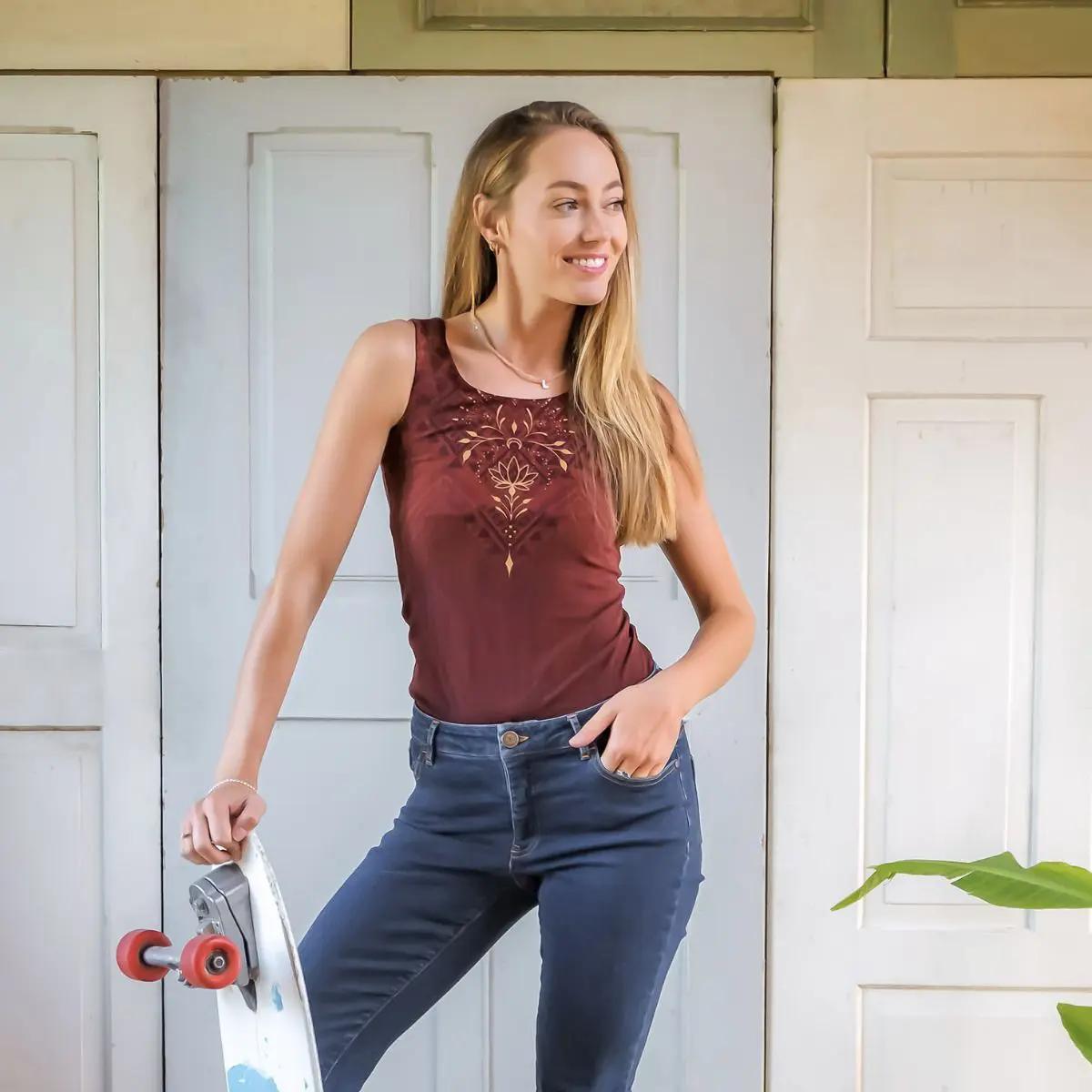 Spirit of Om Yogatop henna mit Jeans kombiniert